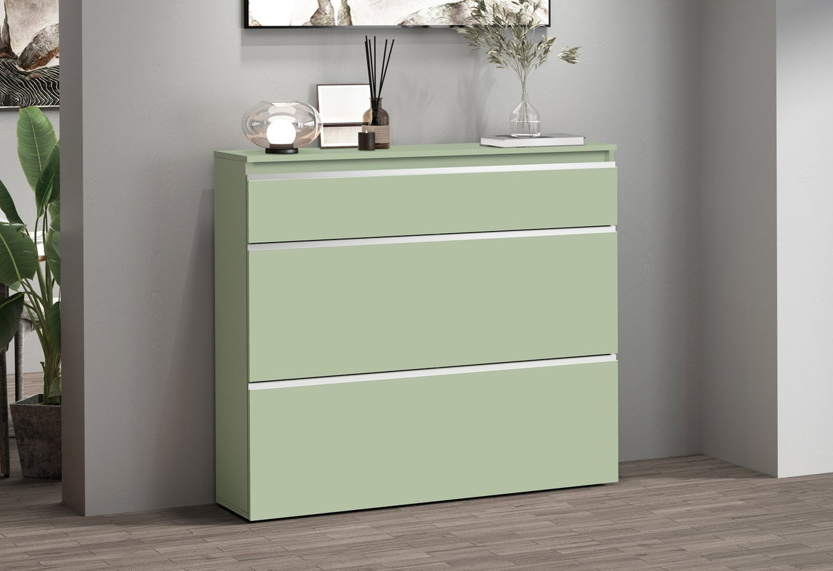 Scarpiera SATURNO verde salvia ambientata in interno con tre ante chiuse e maniglie argento #colore_Verde