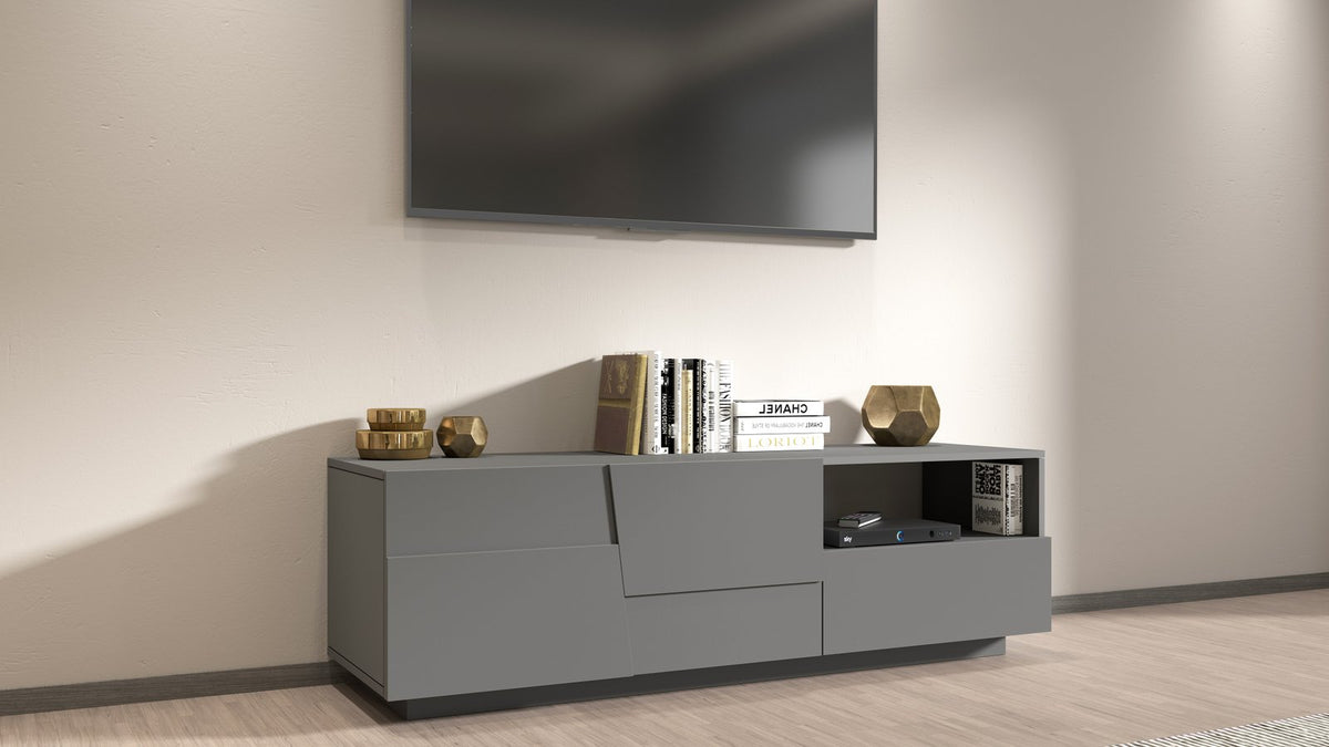 Porta TV INFINITY antracite opaco in ambiente con televisore a parete e luce laterale sul muro #colore_Antracite Opaco