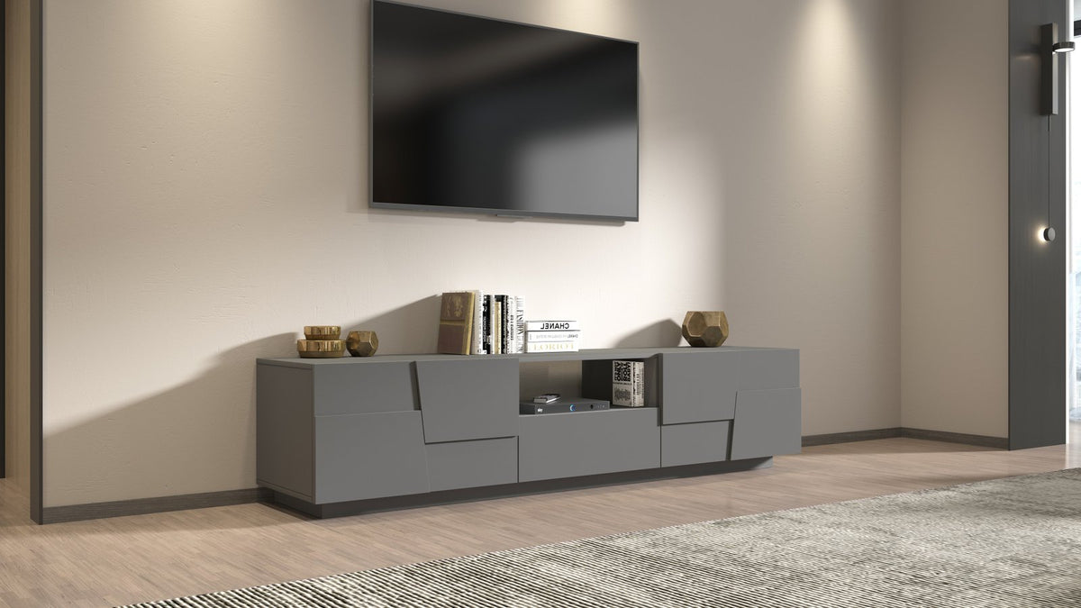 Porta TV INFINITY antracite opaco in render in soggiorno beige, con libri e oggetti dorati sopra #colore_Antracite Opaco