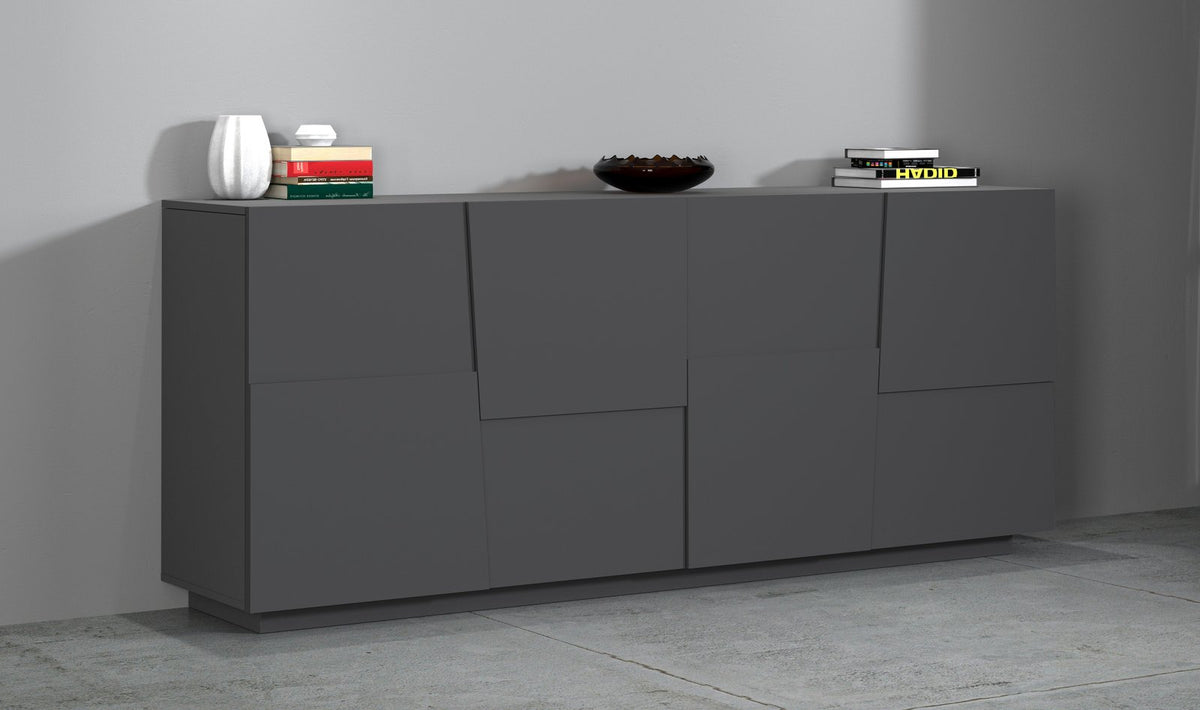 Credenza INFINITY antracite opaco con ante sfalsate, vista di tre quarti su parete grigia #colore_Antracite Opaco