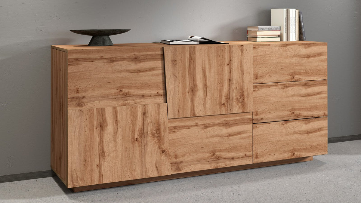 Credenza INFINITY rovere in ambiente interno, vista di tre quarti con ante e cassetti #colore_Rovere