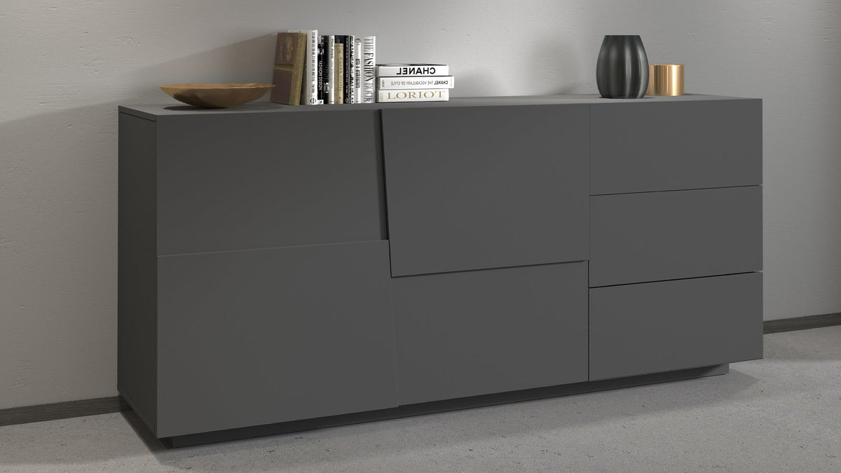 Credenza INFINITY antracite opaco in ambiente interno, vista di tre quarti con ante a filo #colore_Antracite Opaco