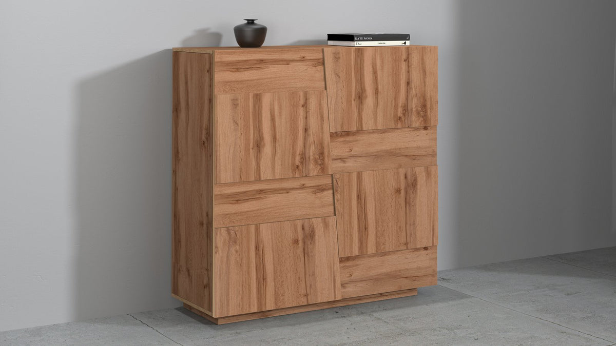Credenza INFINITY rovere in ambiente con parete bianca, anfora nera e libro sul piano #colore_Rovere