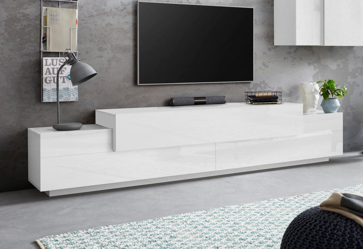 Porta TV CELESTIA bianco opaco e bianco lucido in soggiorno con lampada e parete in cemento #colore_Bianco Opaco/Bianco Lucido