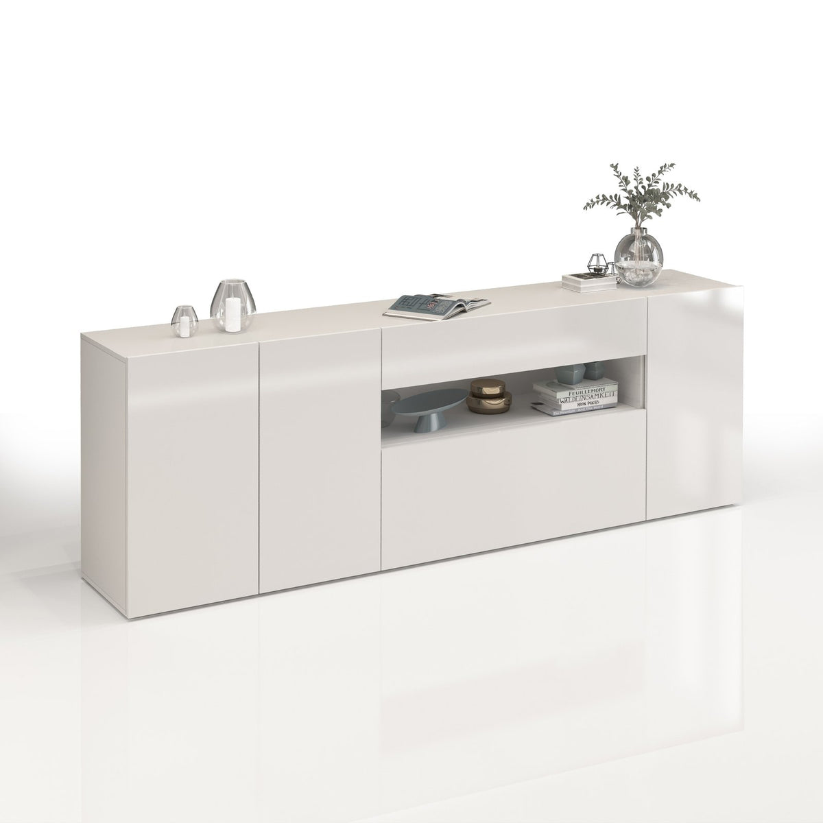 Credenza bianco opaco su fondo neutro, ante laterali e vano aperto con oggetti decorativi