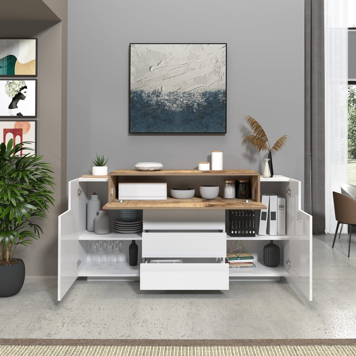 Credenza bianco opaco con due ante laterali aperte e cassetti estratti, vista interna in soggiorno