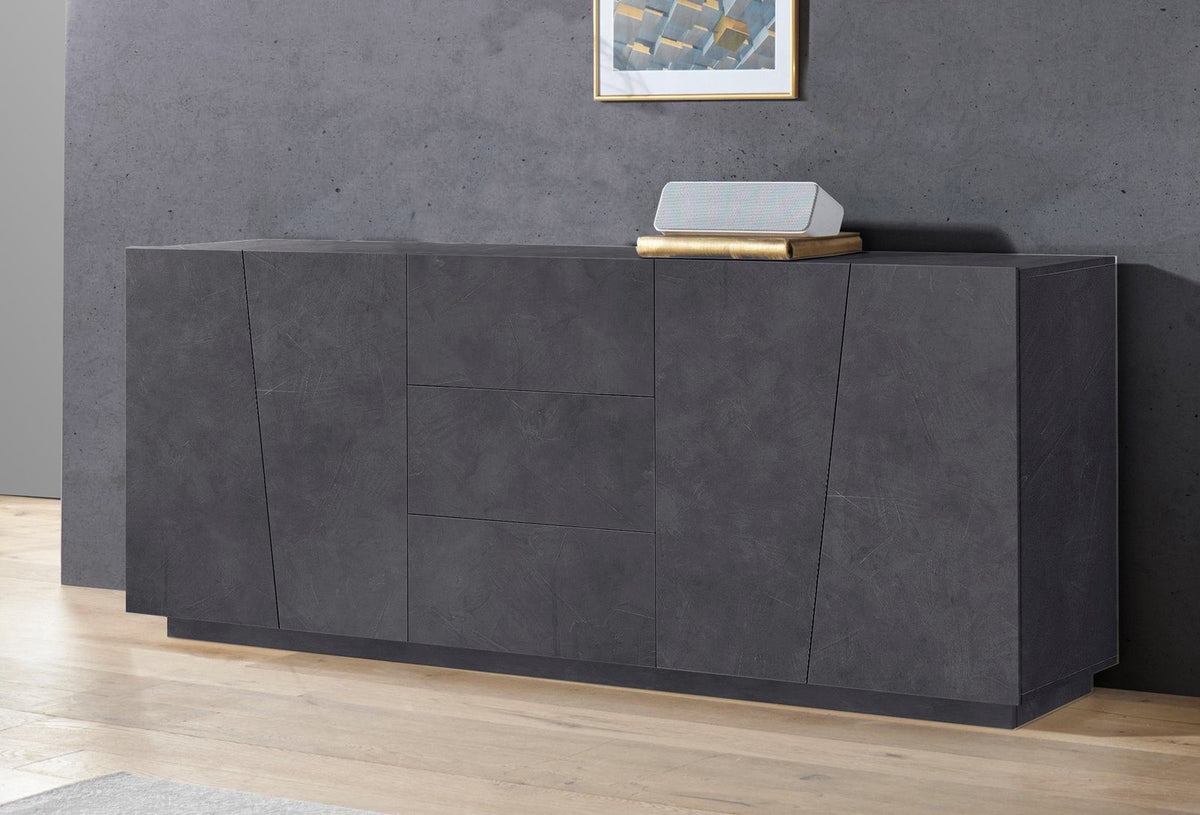 Credenza GALAXIA ardesia con quattro ante e tre cassetti, ambientata in soggiorno con parete effetto cemento #colore_Ardesia