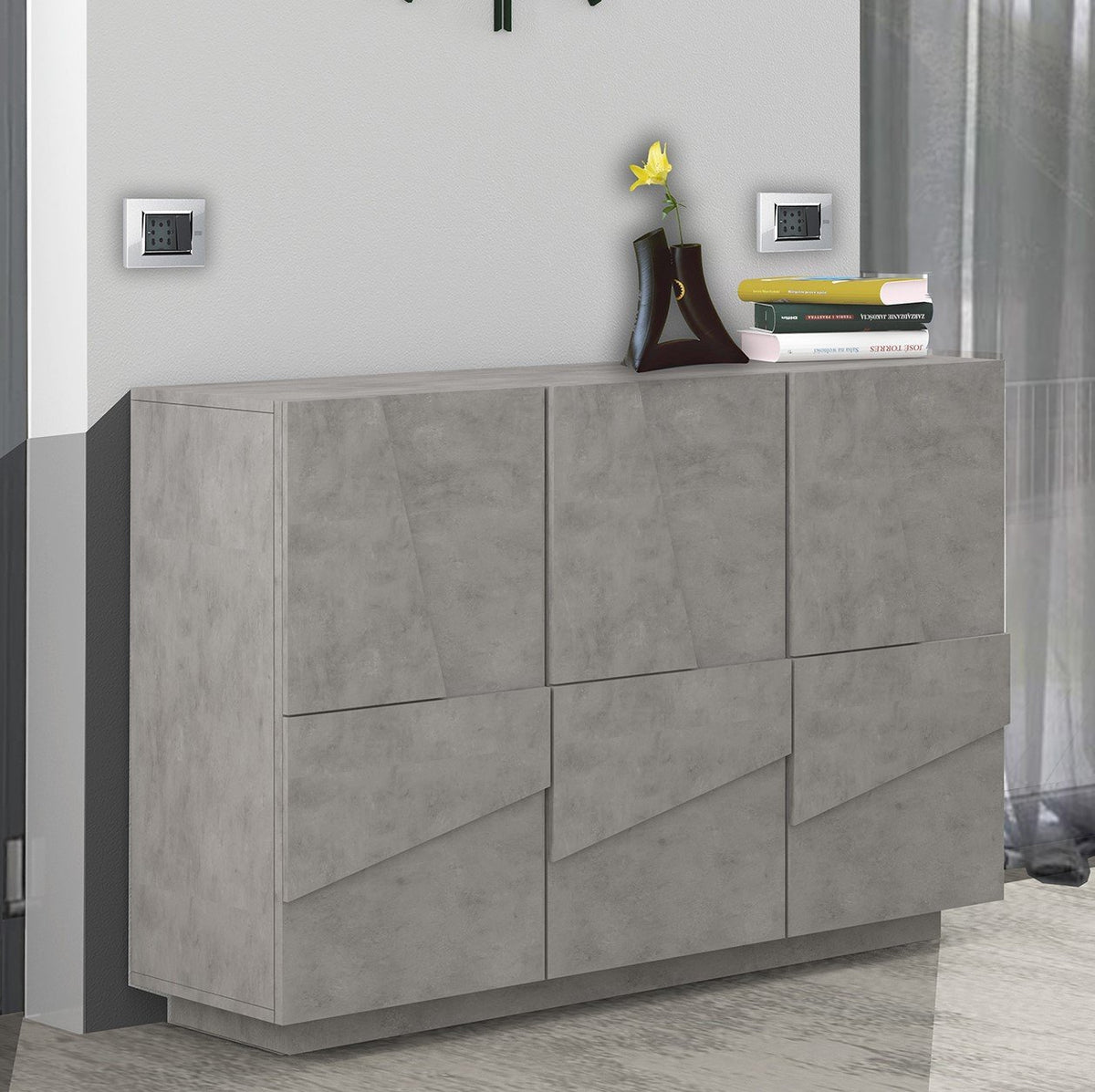 Mobile multiuso PULSE cemento in ambiente interno con libri e vaso sul piano, vista tre quarti #colore_Cemento
