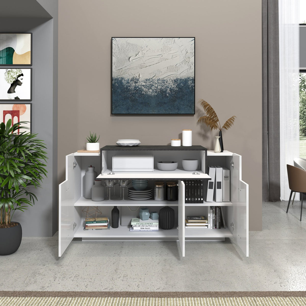 Credenza bianco opaco aperta con ripiani interni e oggetti di scena, vista frontale