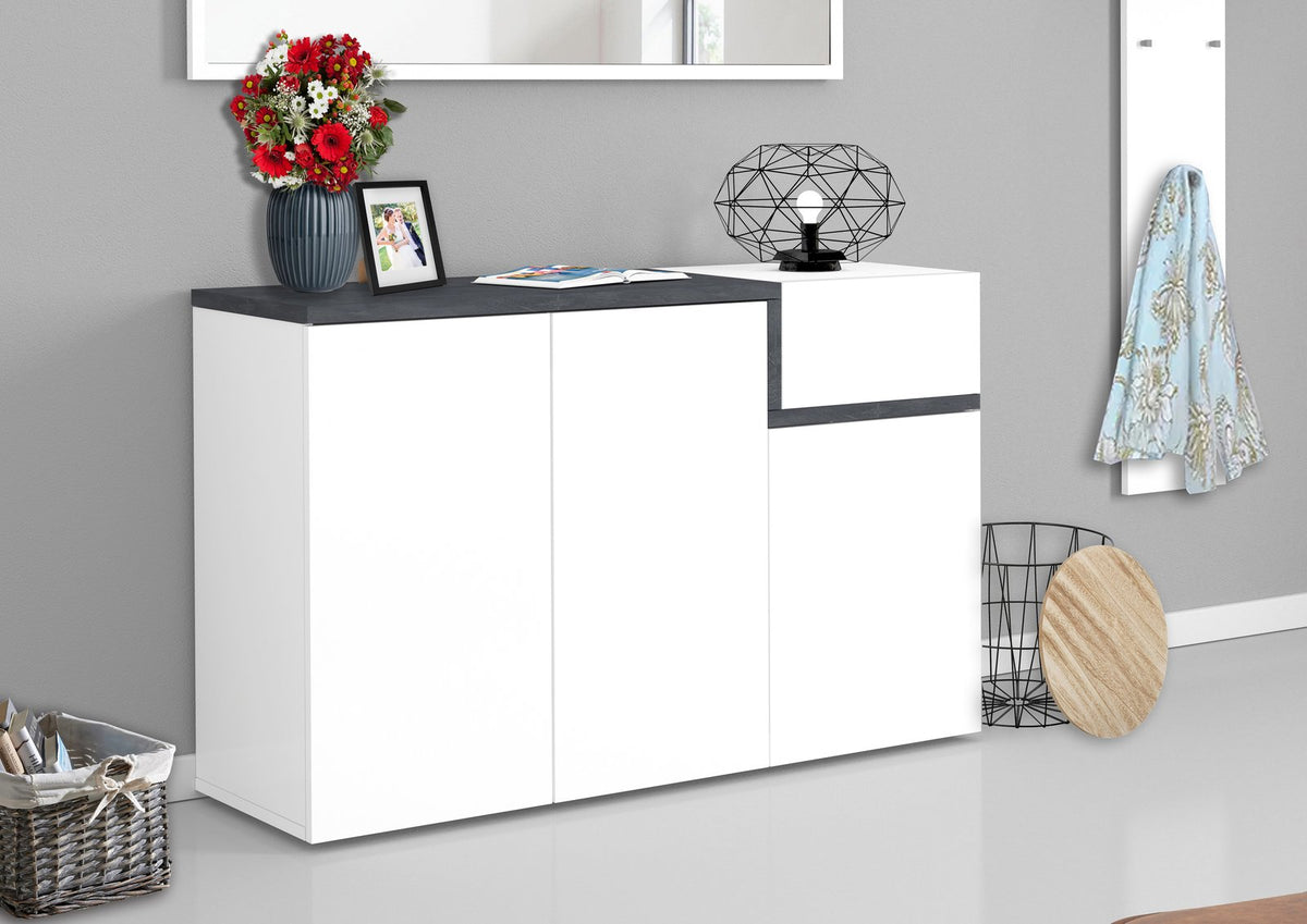Scarpiera CASSIOPEA bianco opaco con top grigio in un ingresso, vista tre quarti