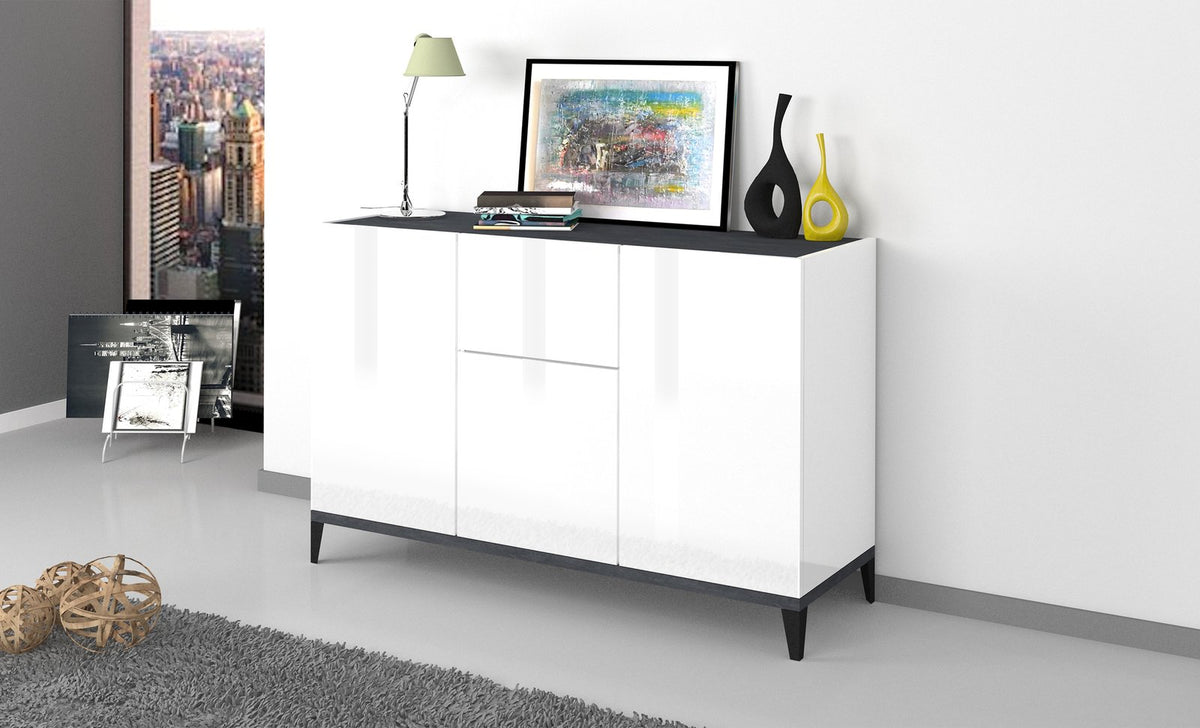 Credenza ARTEMIS bianco opaco in soggiorno con lampada verde e tappeto grigio, vista di tre quarti