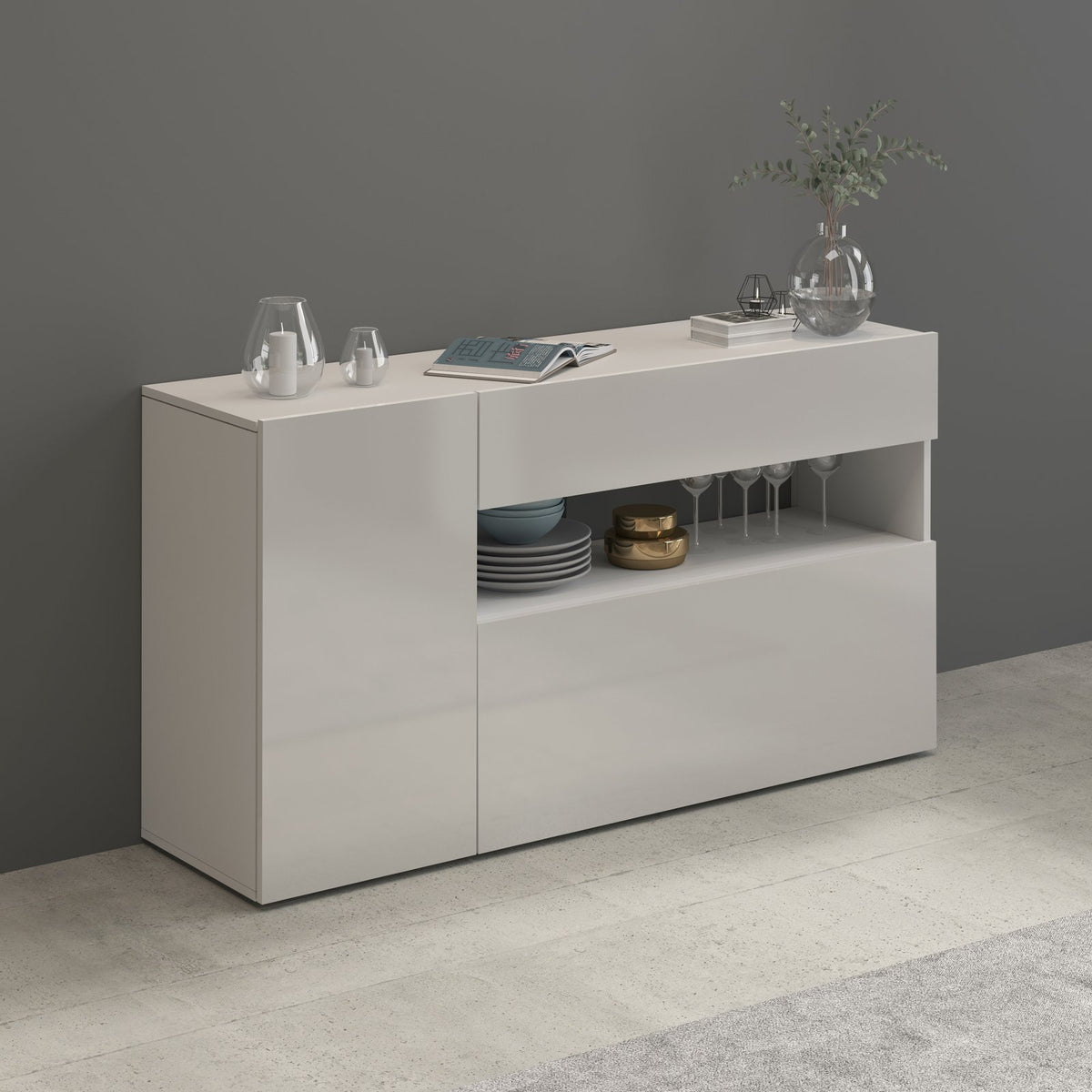 Credenza BELLAVIS bianco opaco in ambiente con piatti e calici nel vano a giorno