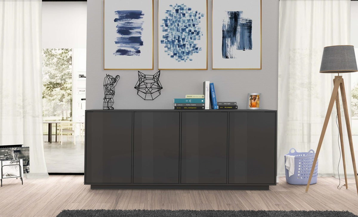 Credenza ENIGMA antracite opaco in soggiorno, ripresa frontalmente con tende e lampada da terra #colore_Antracite Opaco