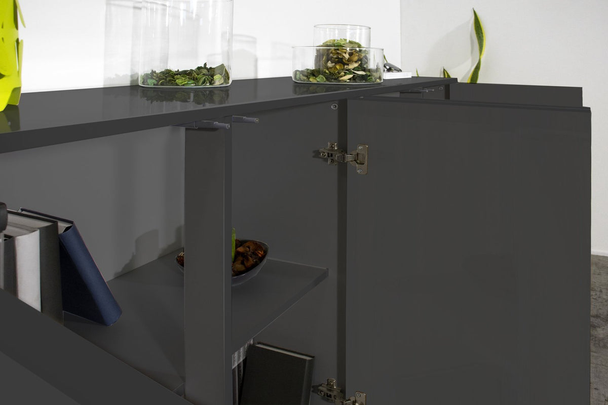 Dettaglio della credenza ENIGMA antracite opaco con un'anta aperta e ciotola al suo interno #colore_Antracite Opaco