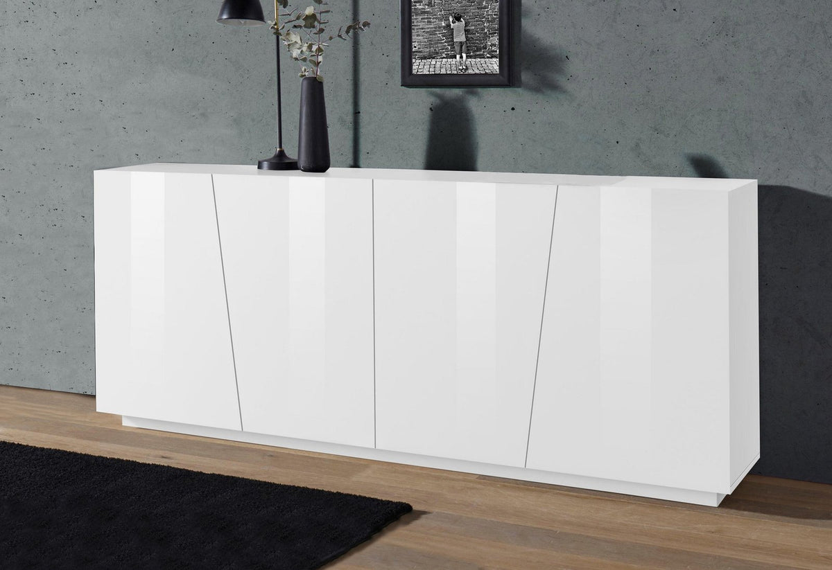 Credenza GALAXIA bianco lucido con quattro ante, in salotto davanti a parete grigia #colore_Bianco Lucido