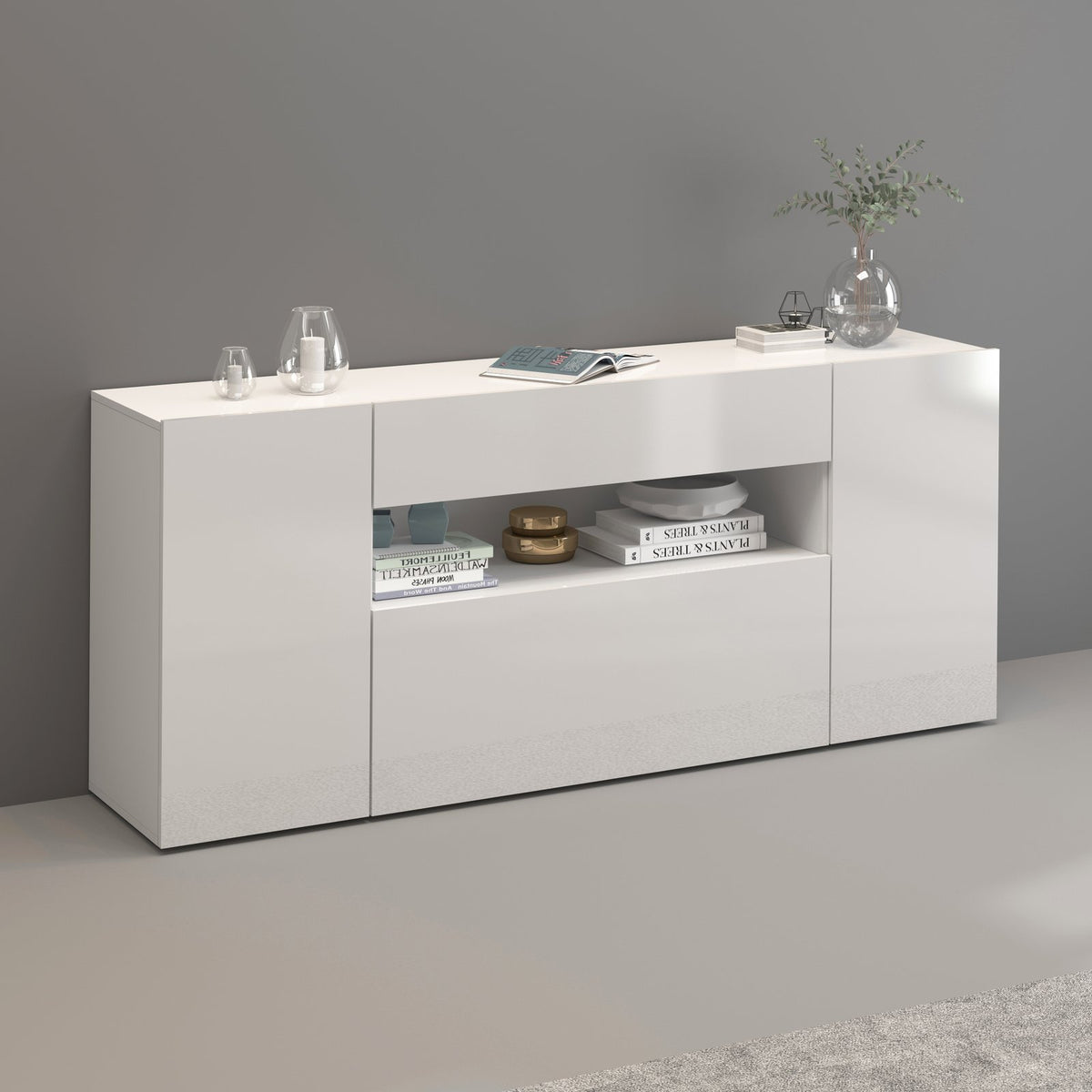 Credenza CAMPO bianco lucido vista di tre quarti, ambientata con oggetti decorativi sul piano