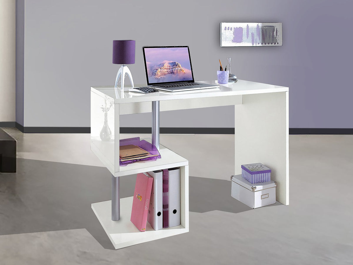 Scrivania da studio HERMES bianco lucido con ripiani aperti, laptop e lampada viola in ambiente #colore_Bianco Lucido