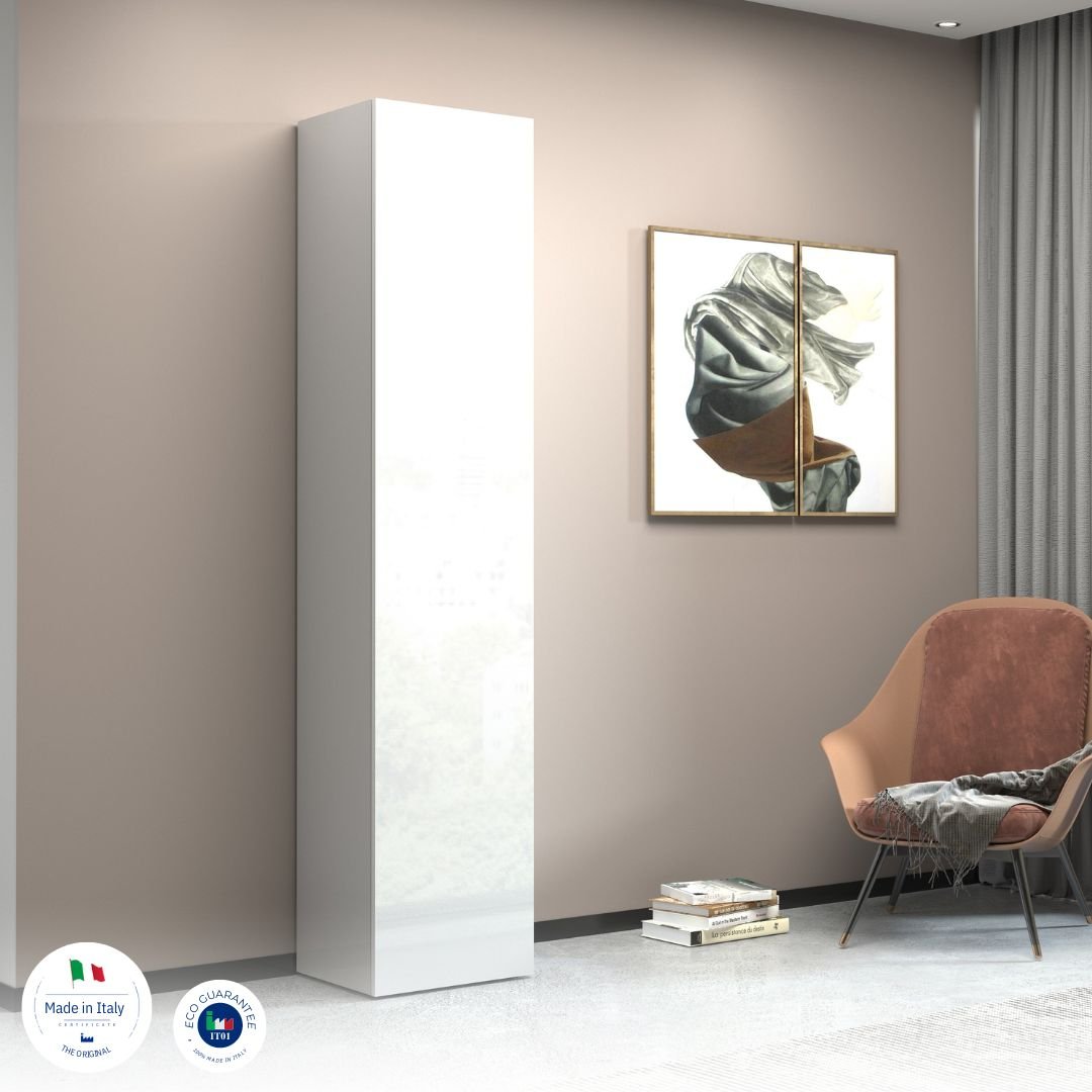 Scarpiera PHOENIX bianco lucido in ambiente con poltrona, anta chiusa e loghi made in Italy