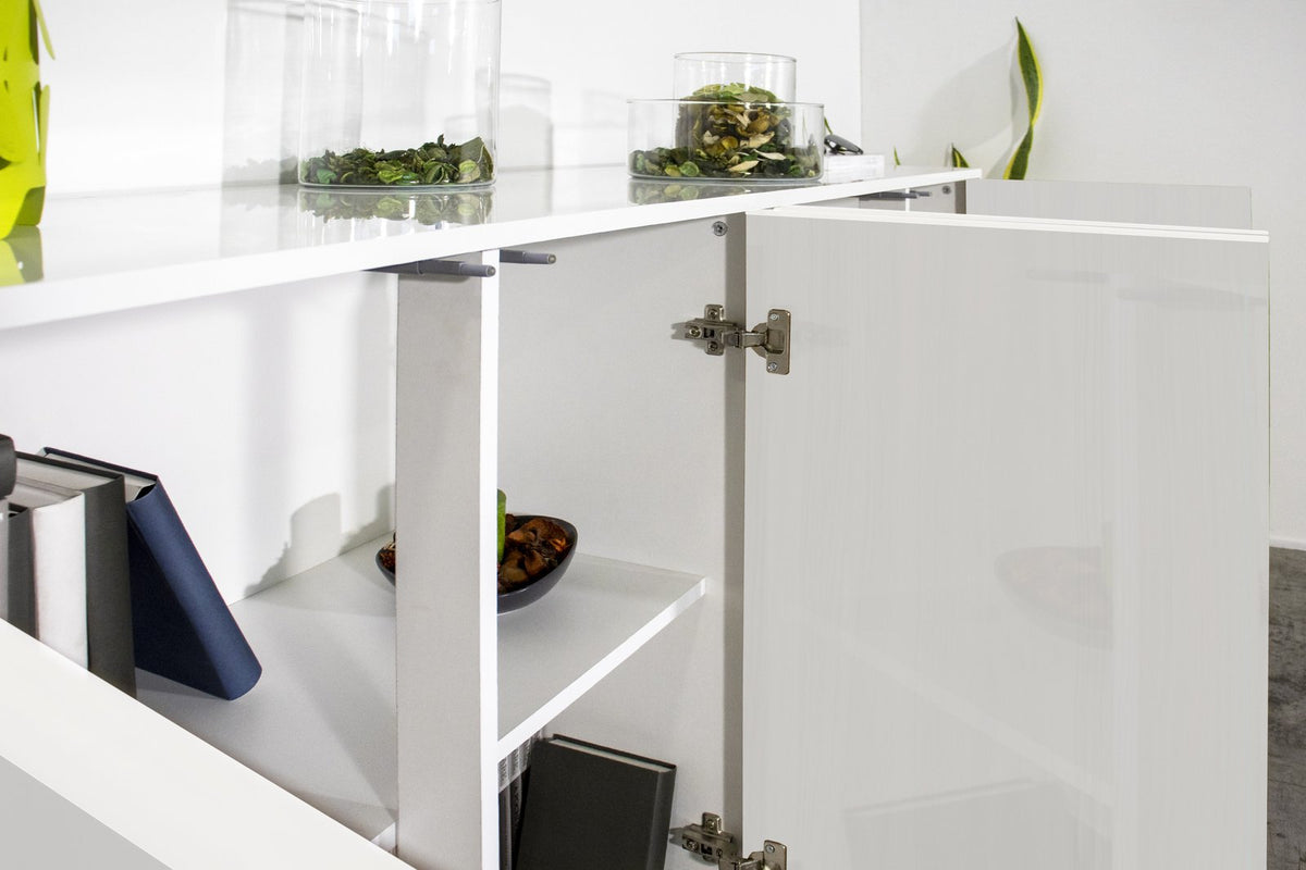 Dettaglio delle cerniere metalliche a vista sulle ante della credenza ENIGMA bianco lucido #colore_Bianco Lucido