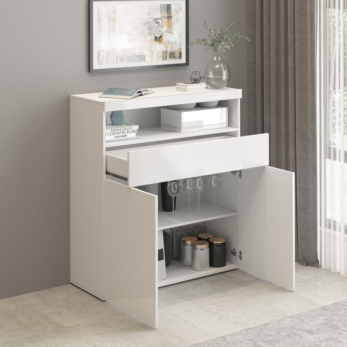 Credenza alta bianco opaco con ante aperte che mostra i ripiani interni con stoviglie