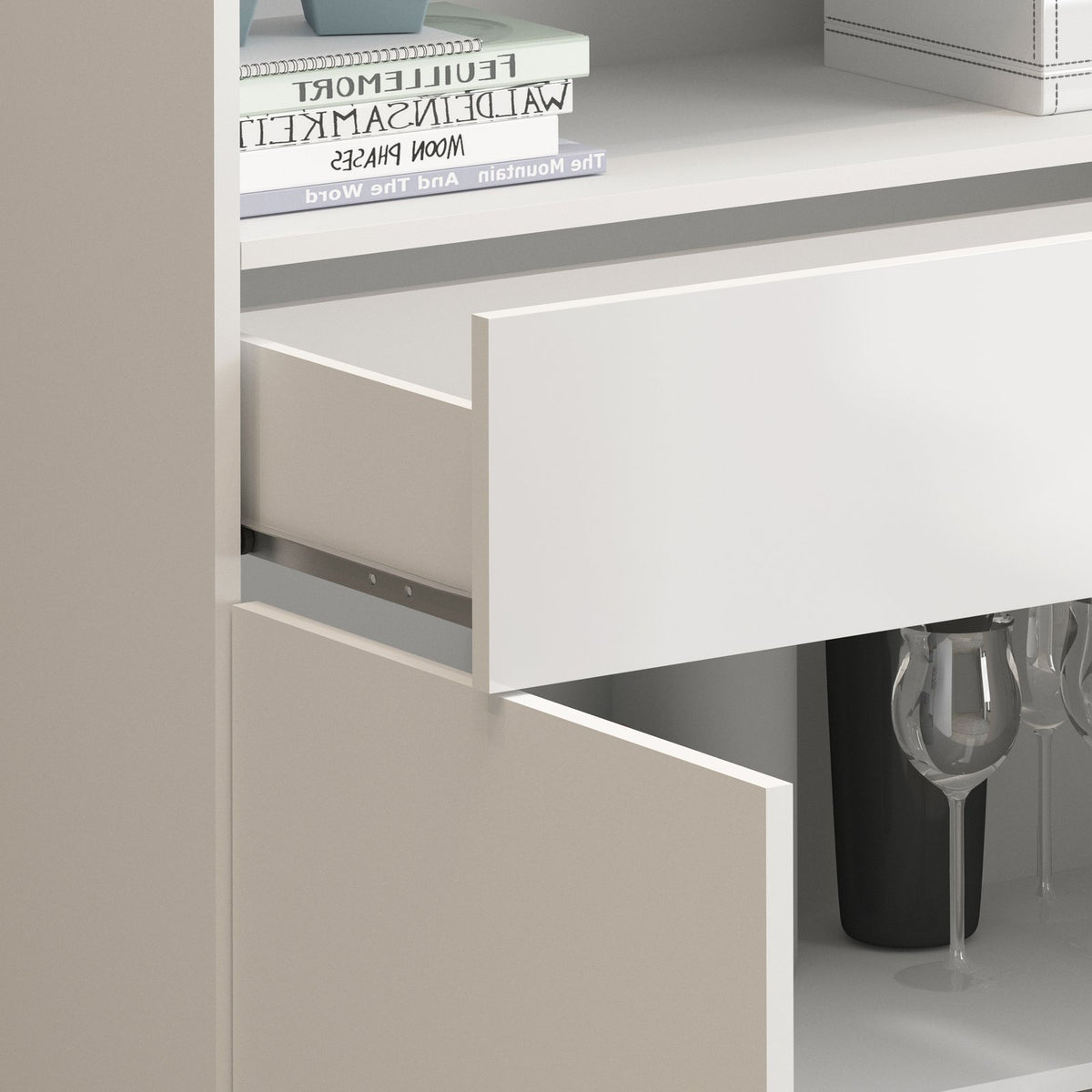Dettaglio della credenza alta bianco opaco con cassetto estratto guidato da slitta metallica