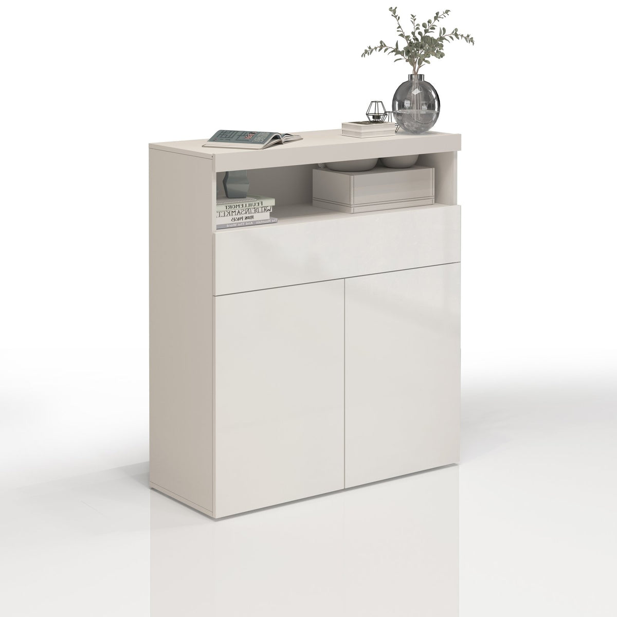 Credenza alta bianco opaco su fondo bianco, vista di tre quarti con ante chiuse