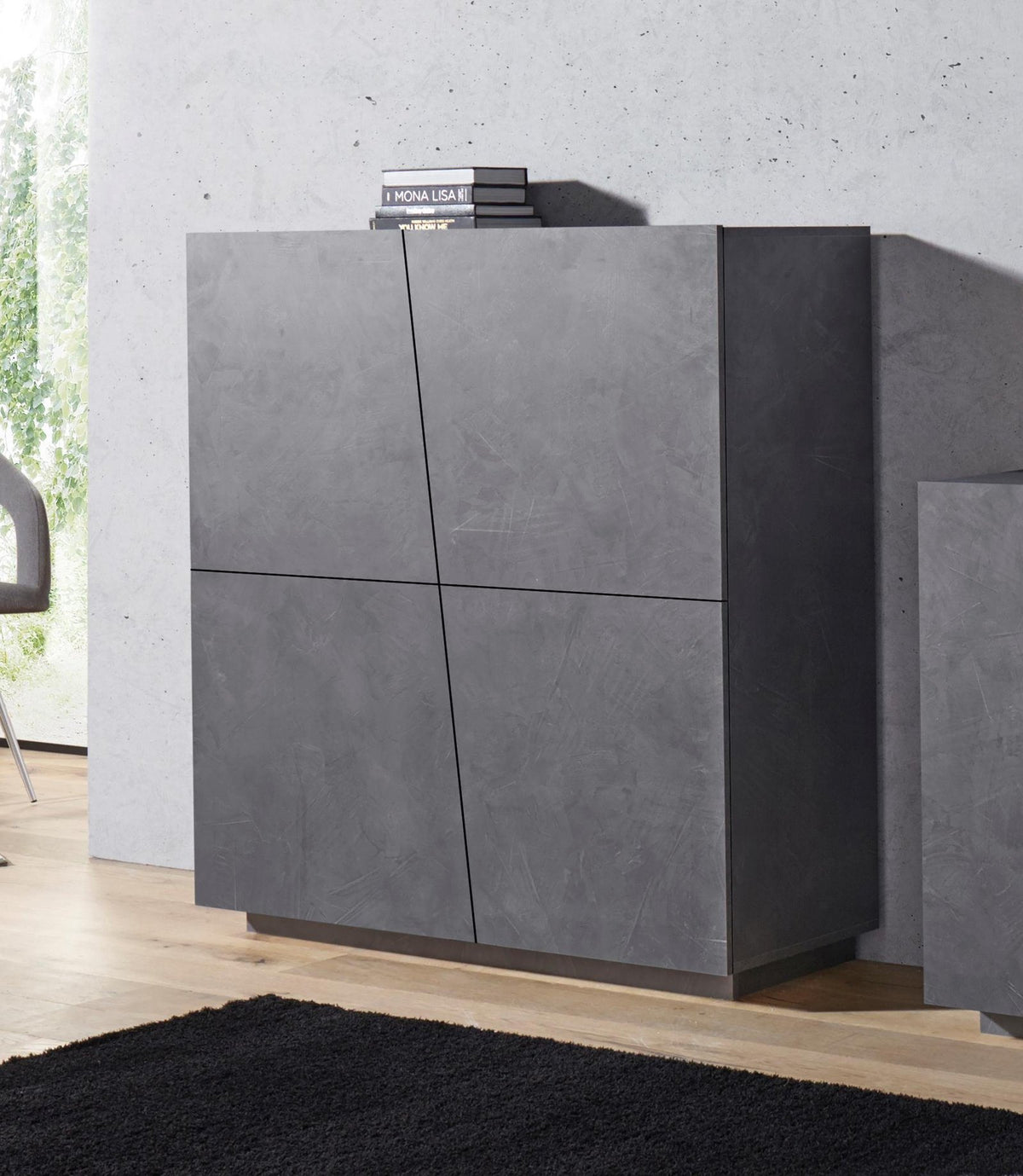 Credenza alta GALAXIA ardesia in ambiente interno accanto a tappeto nero e sedia #colore_Ardesia