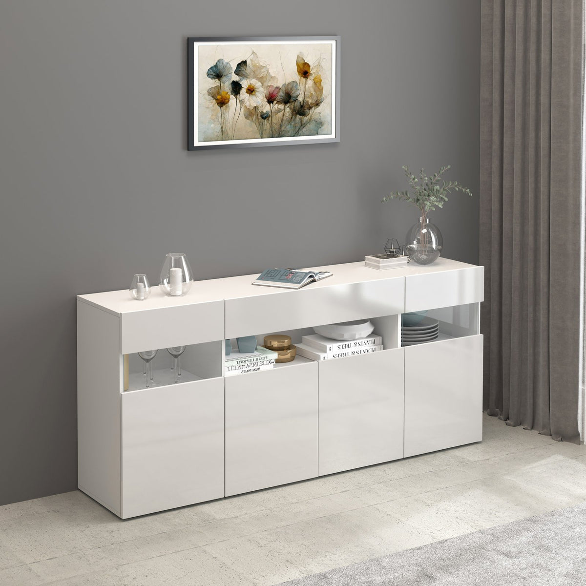 CREDENZA BASSA in legno bianco opaco, vista tre quarti in salotto con quadro floreale e tende