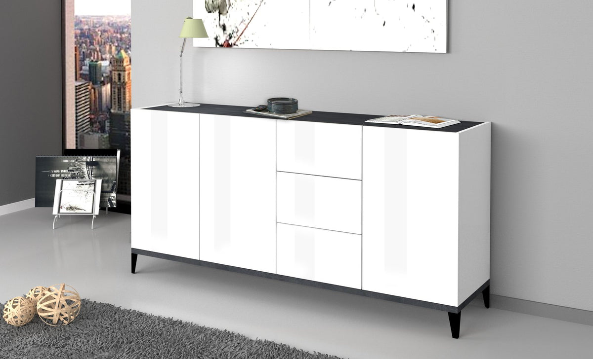 Credenza ARTEMIS bianco opaco bassa in soggiorno con tre cassetti, lampada verde e tappeto grigio