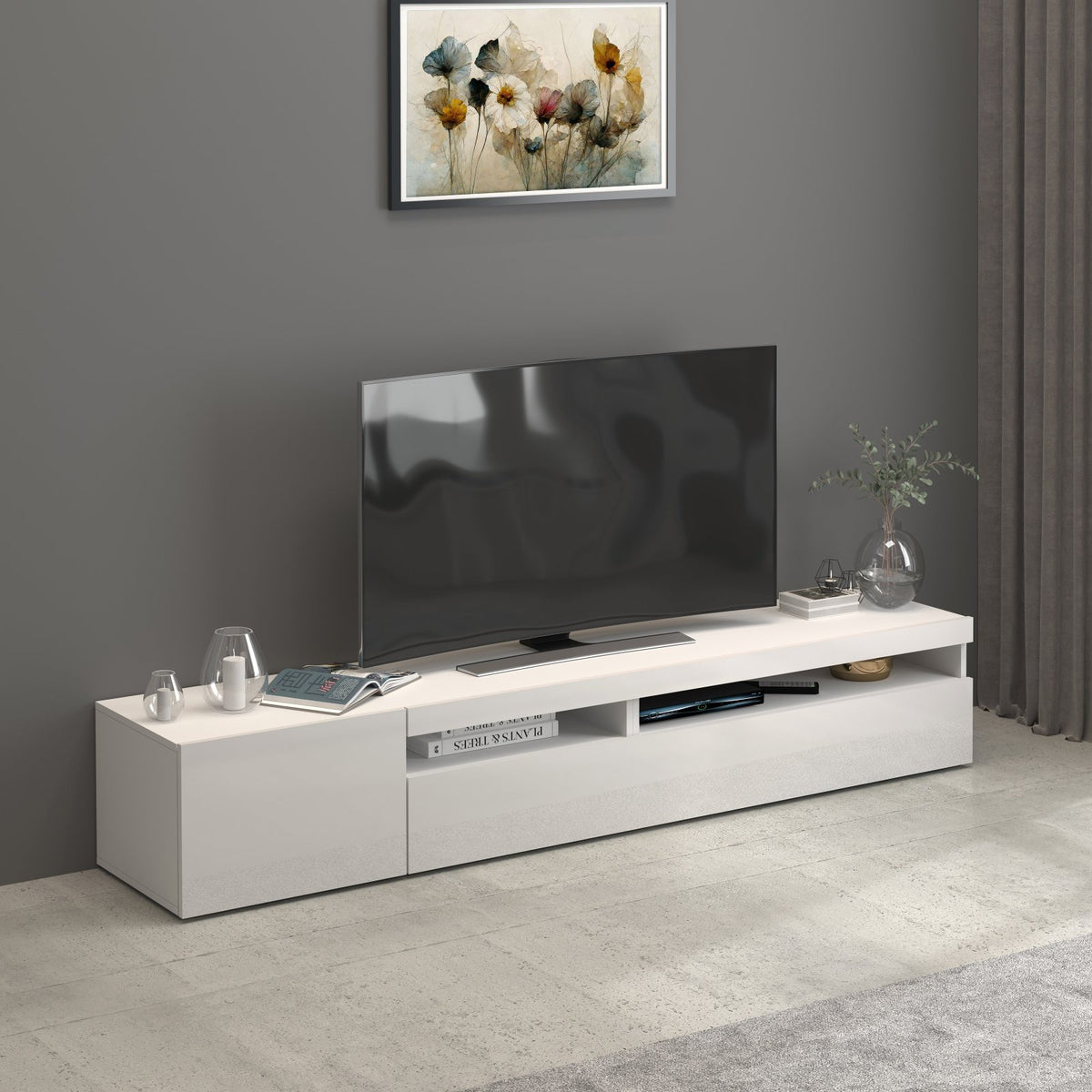 Porta TV PIANOS & TREES bianco opaco appoggiato a parete grigia con TV sopra