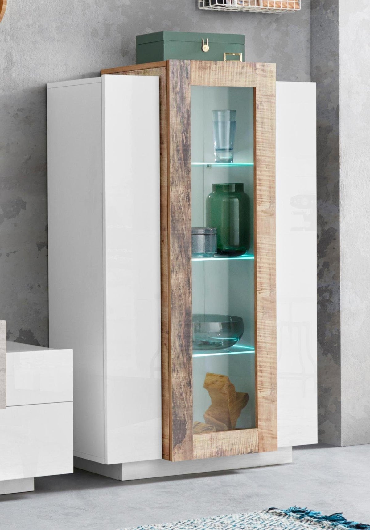 Vetrina CELESTIA bianco lucido con cornice in legno miele, anta destra aperta sui ripiani #colore_Bianco Lucido/Acero Pereira