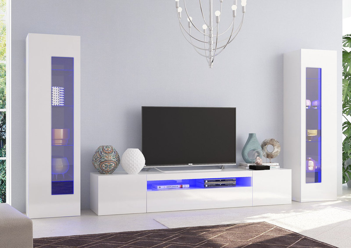 Parete attrezzata da soggiorno FUSION bianco lucido con vetrine illuminate di blu, vista frontale ambientata