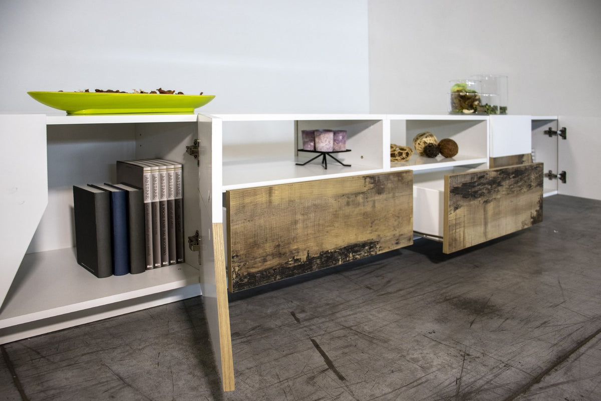 Porta TV NEBULA con libri nei vani laterali e ante aperte in acero pereira #colore_Bianco Lucido/Acero Pereira