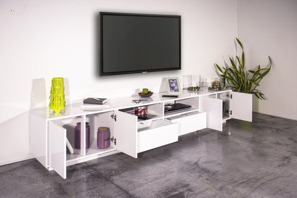 Porta TV ENIGMA bianco lucido di tre quarti con ante e cassetti aperti pieni di oggetti