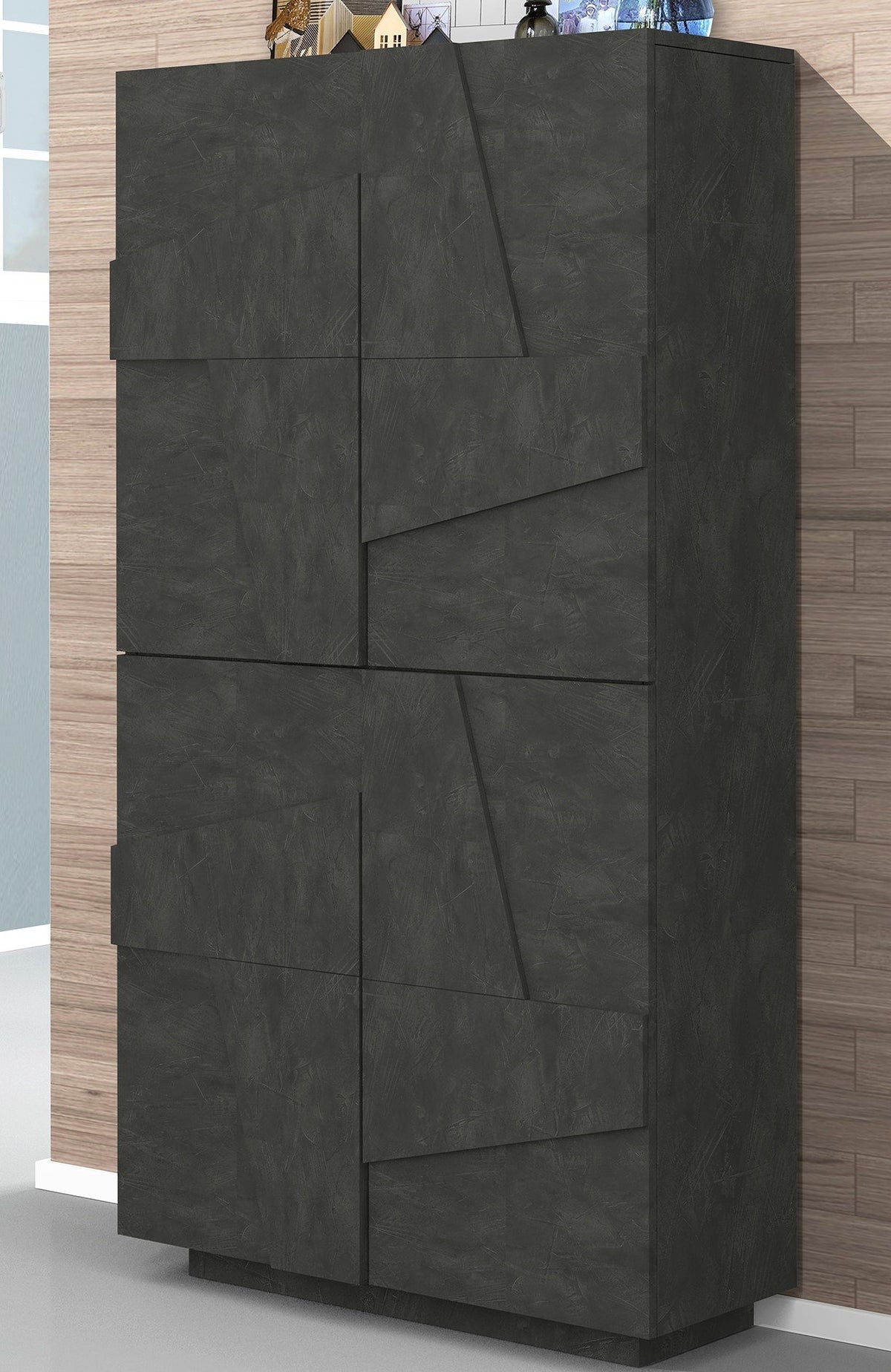 Scarpiera PULSE ardesia a tutta altezza in ambiente interno con oggetti decorativi sopra il mobile #colore_Ardesia