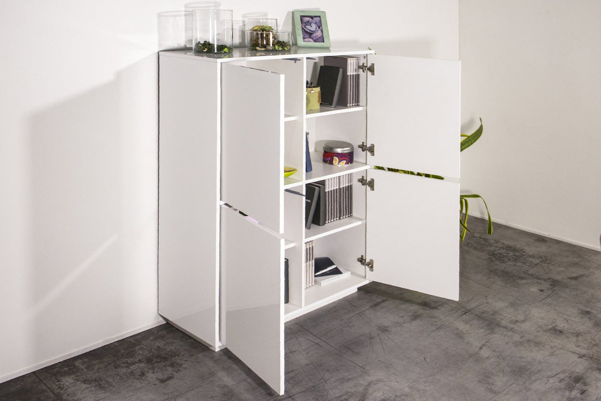 Credenza alta ENIGMA bianco lucido con ante aperte e ripiani interni pieni di oggetti