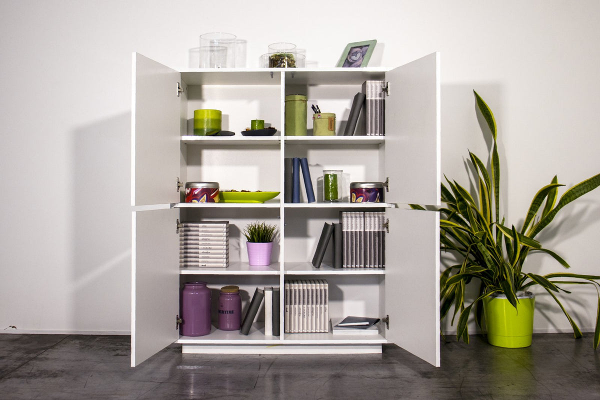 Credenza alta ENIGMA bianco lucido con due ante aperte, vani interni e oggetti decorativi