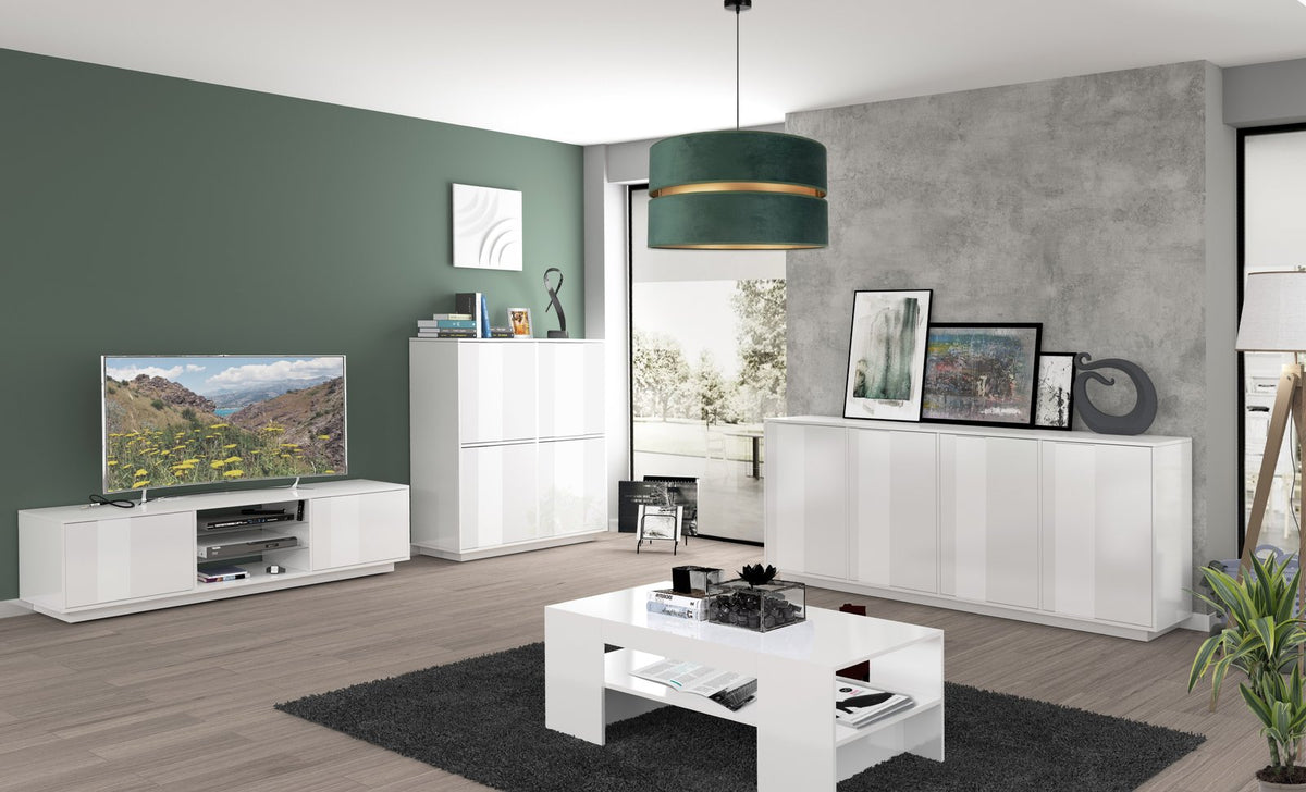Credenza alta ENIGMA bianco lucido in soggiorno, posizionata contro parete verde scuro