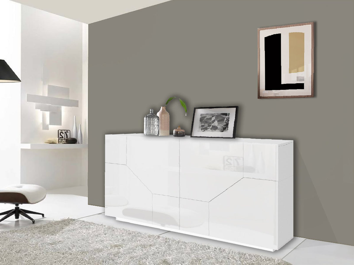 Credenza NEBULA bianco lucido in salotto, accanto a poltroncina e quadro astratto