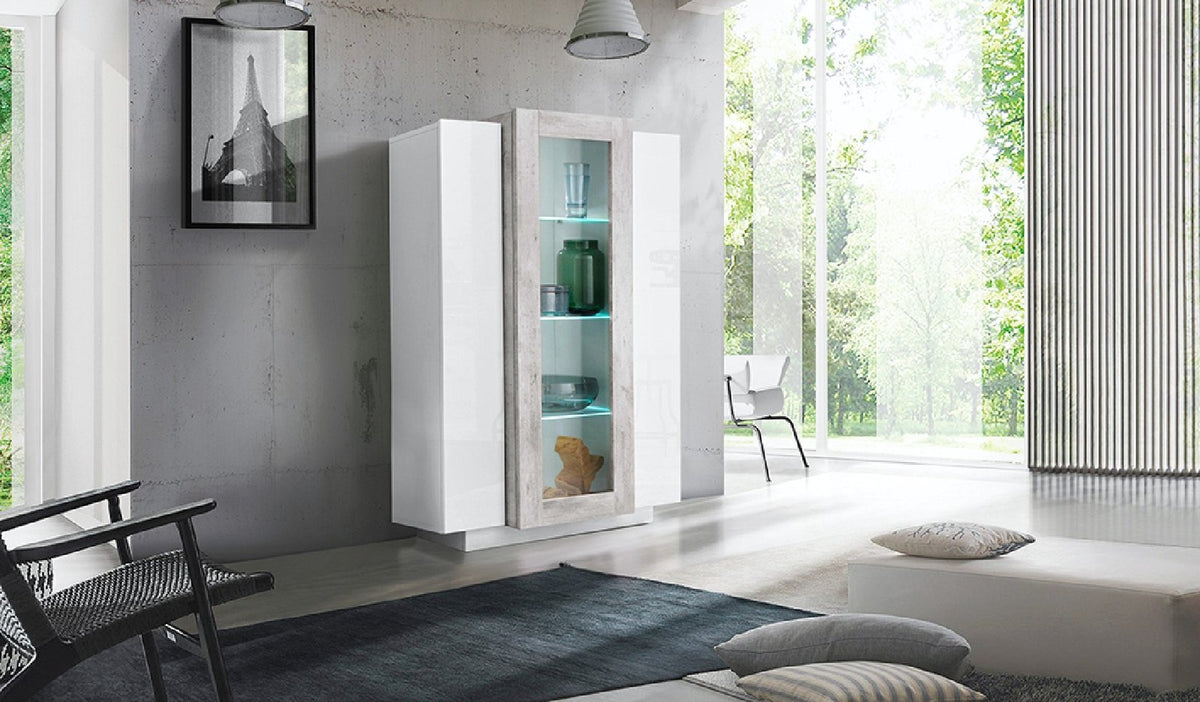 Vetrina CELESTIA bianco lucido e cemento in soggiorno moderno con vetrate sul verde #colore_Bianco Lucido/Cemento