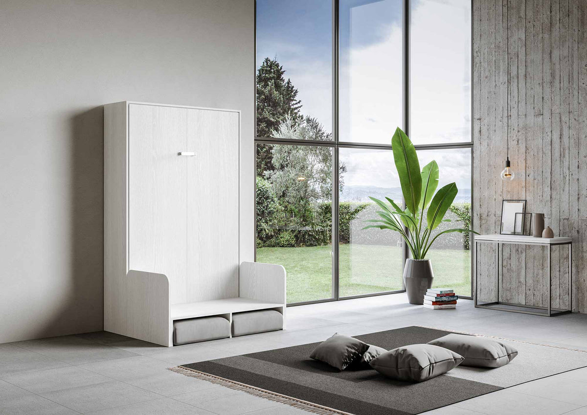 Letto a scomparsa KENTARO bianco frassino chiuso in verticale, con divanetto bianco ai piedi #colore_Bianco Frassino