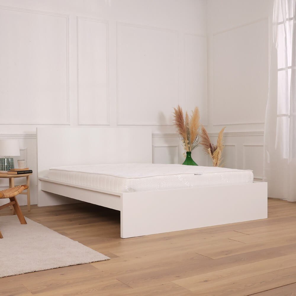 Materasso singolo NUBE bianco su letto bianco in camera con comodino rotondo e tappeto chiaro