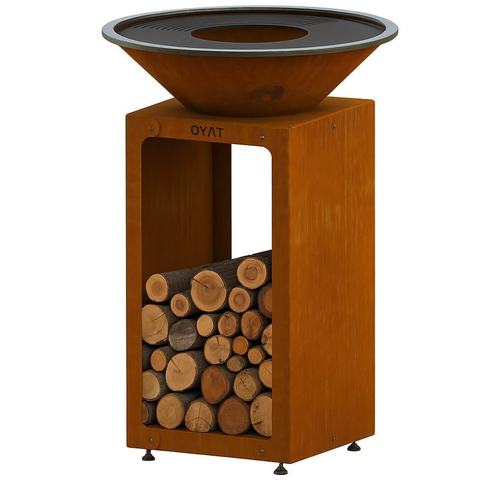 Barbecue a braciere BBO 58 cognac su colonna corten con portalegna, fondo bianco, vista tre quarti