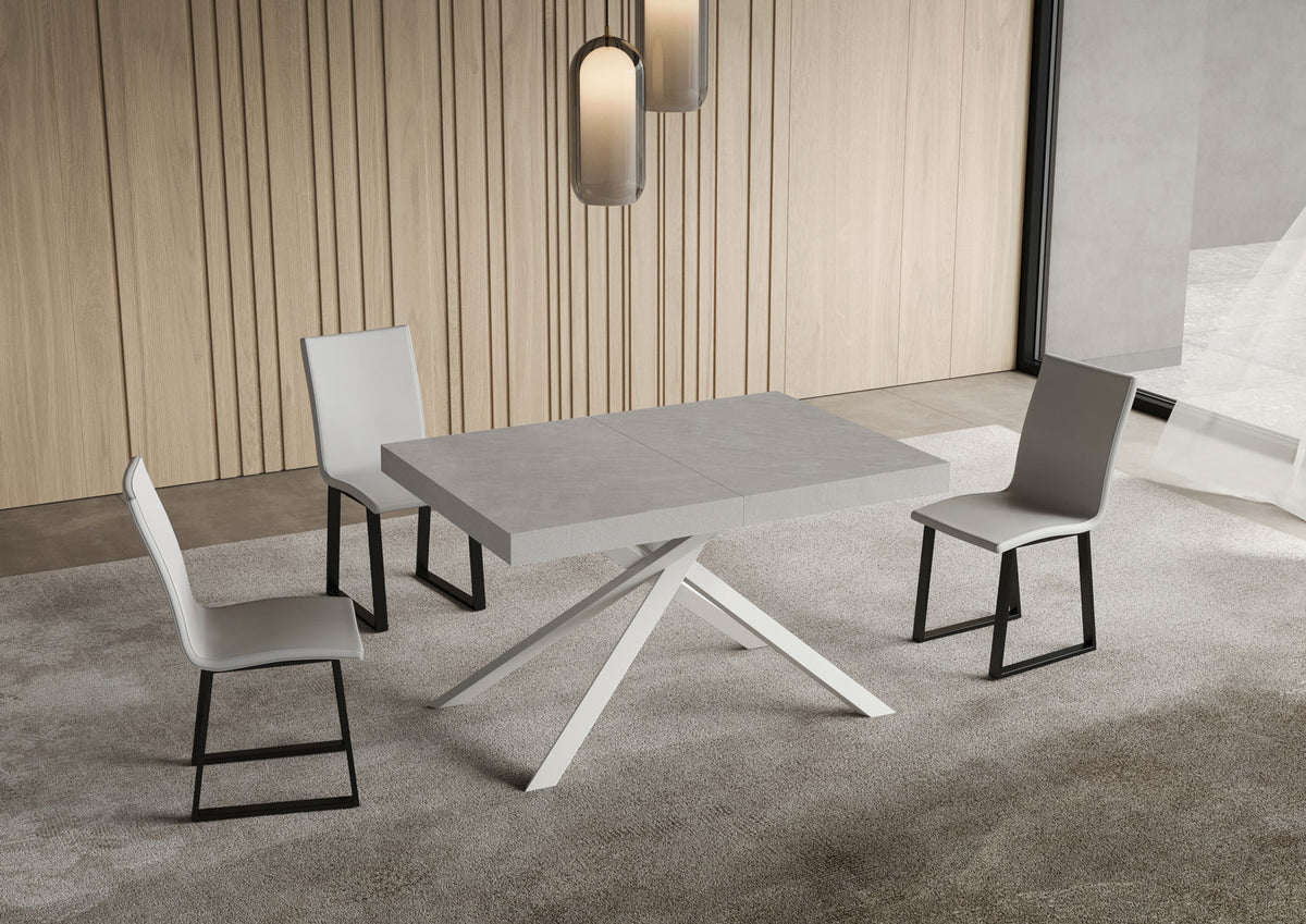 Tavolo NIKET cashmere chiuso con linea di giunzione centrale, vista di tre quarti su tappeto grigio #colore_Cashmere