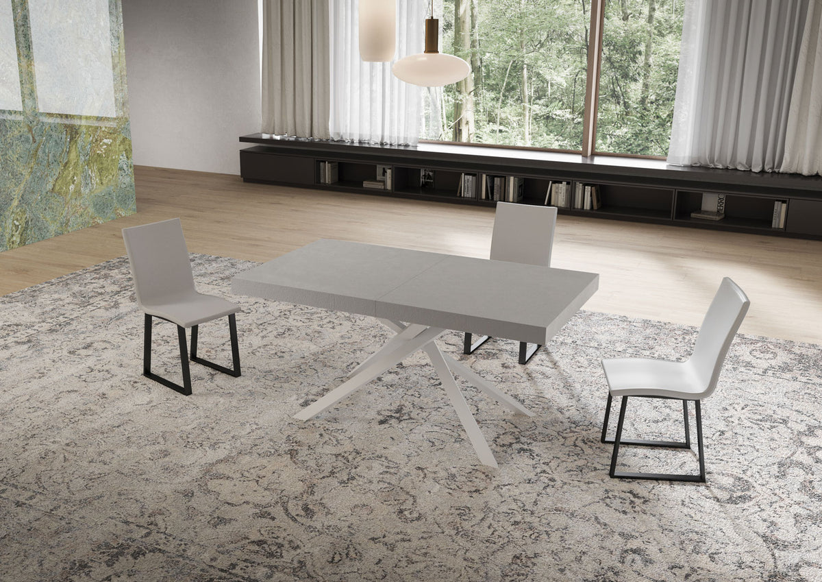 Tavolo NIKET cashmere allungato con due sezioni del piano leggermente disassate, su tappeto grigio #colore_Cashmere