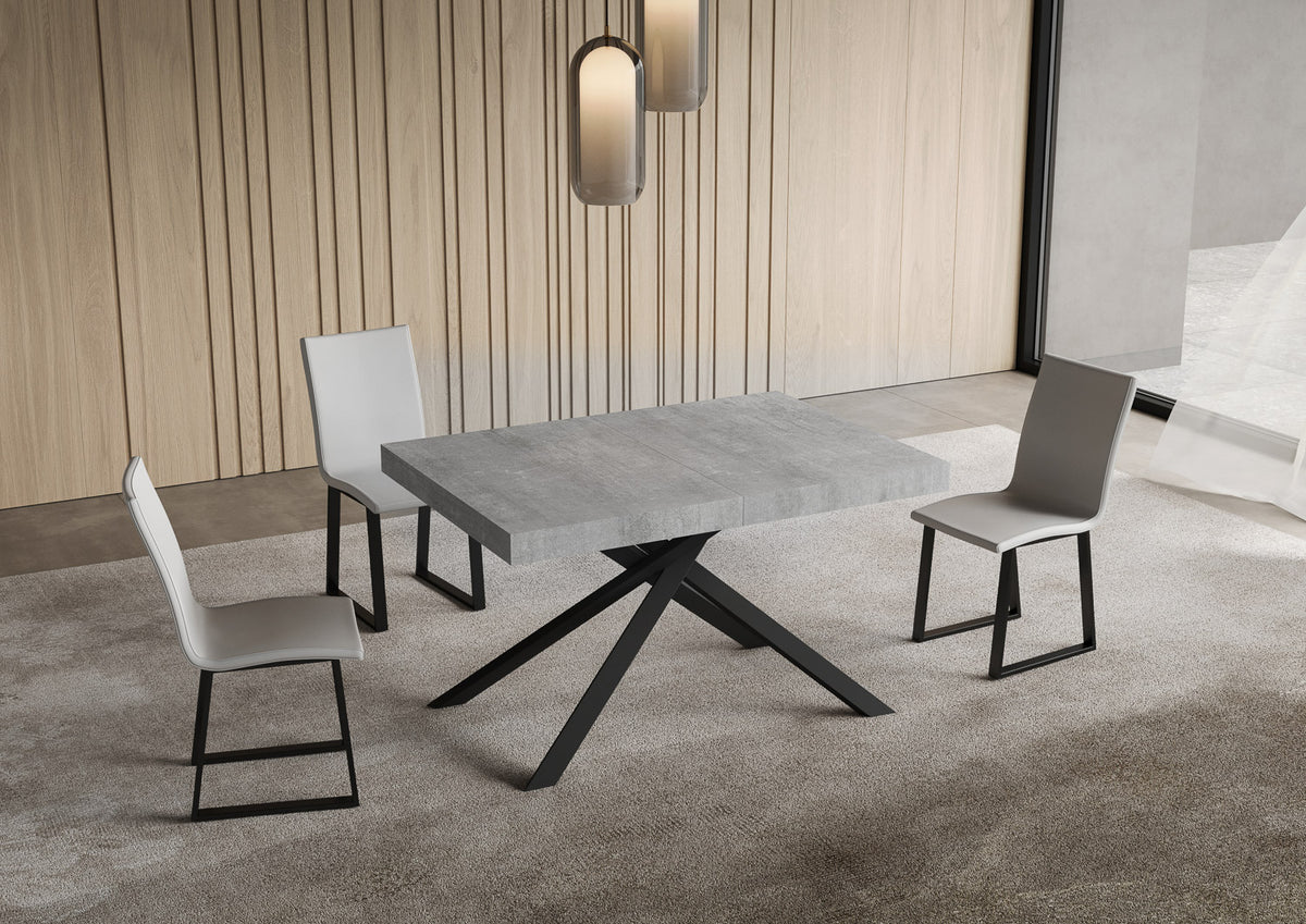 Tavolo NIKET cemento chiuso con gambe antracite a raggiera in ambiente interno #colore_Cemento