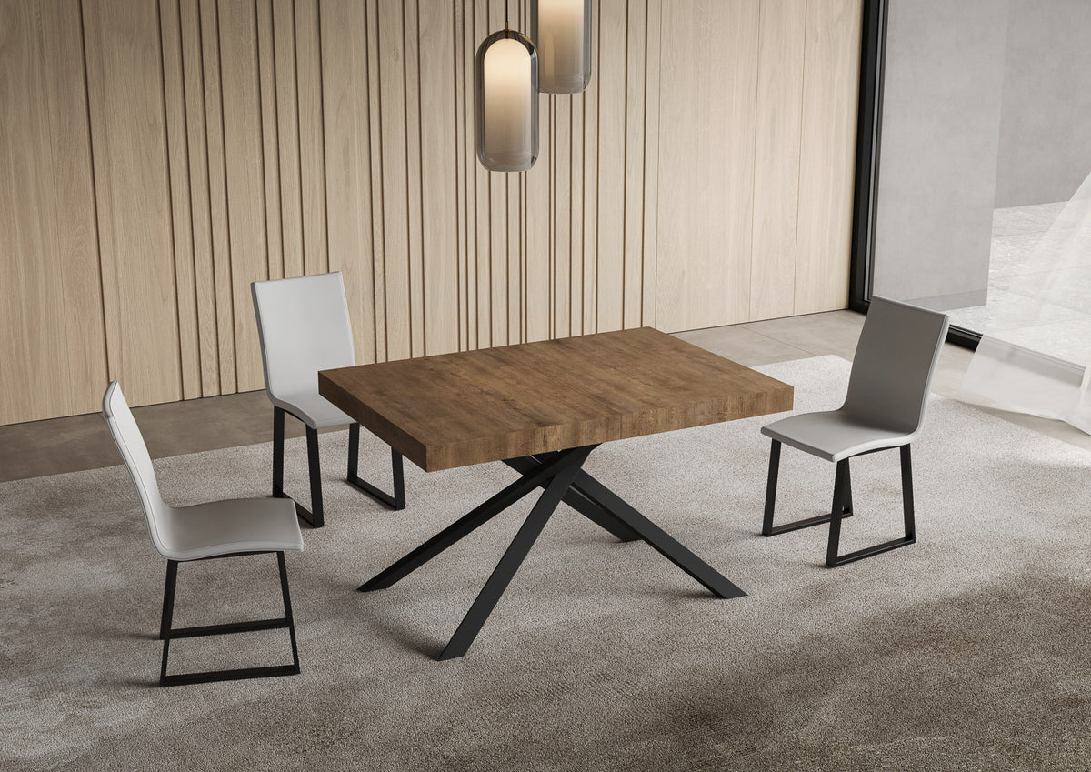 Tavolo NIKET quercia naturale con gambe antracite a X, ambientato con tre sedie bianche #colore_Quercia Natura