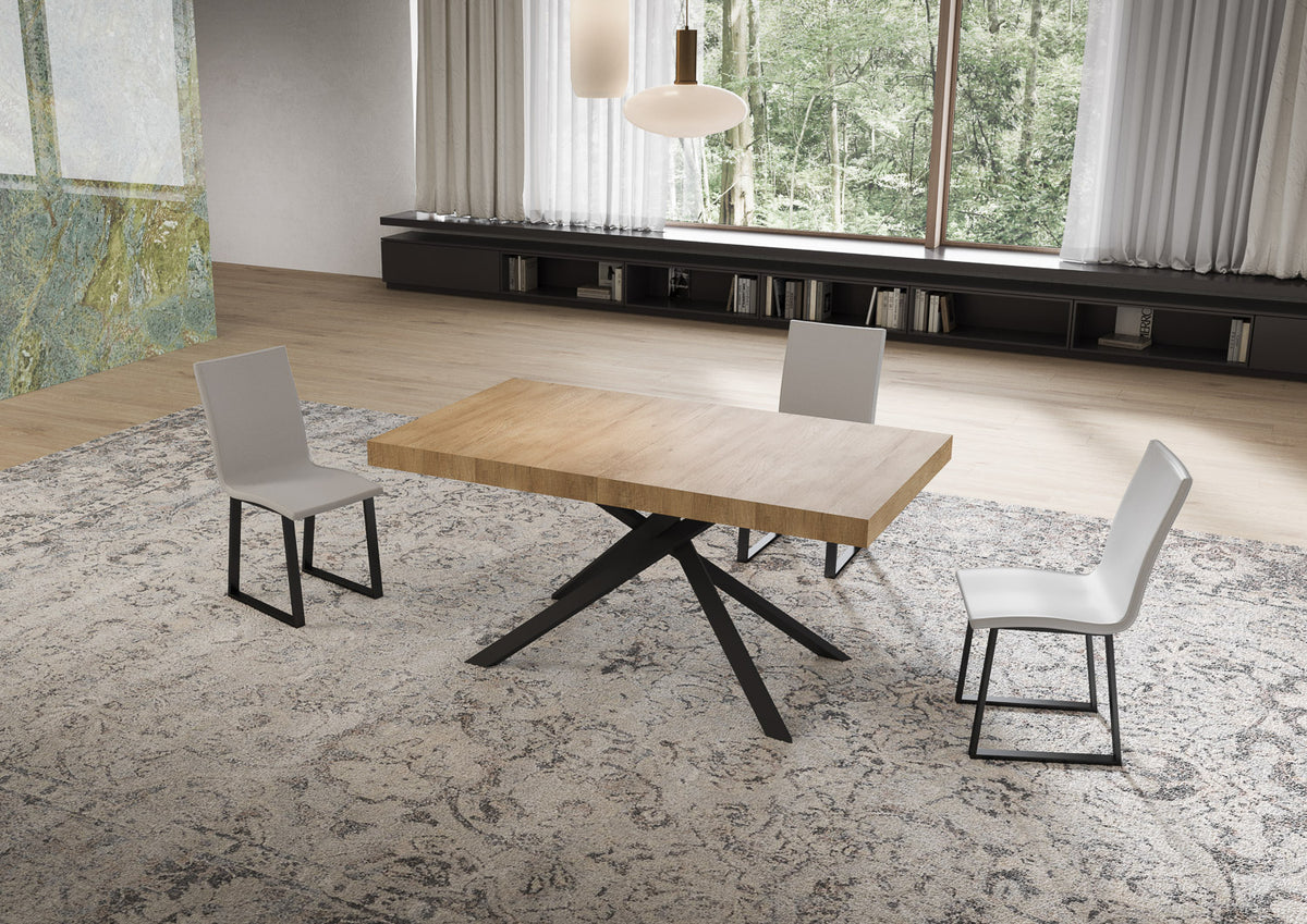Tavolo NIKET rovere naturale allungato con gambe a X antracite su tappeto grigio #colore_Noce