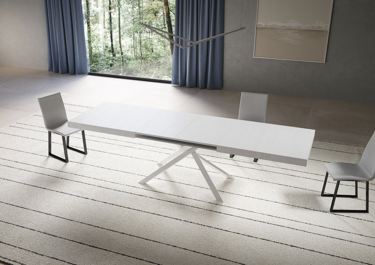 Tavolo NIKET bianco allungato con prolunga inserita visibile come giunzione, vista di tre quarti #colore_Bianco Frassino