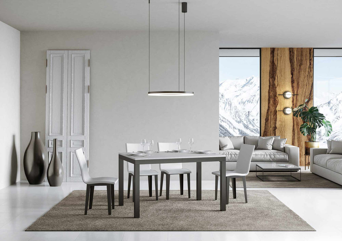 Tavolo allungabile EVERYDAY EVOLUTION bianco frassino apparecchiato in soggiorno con sei sedie #colore_Bianco Frassino